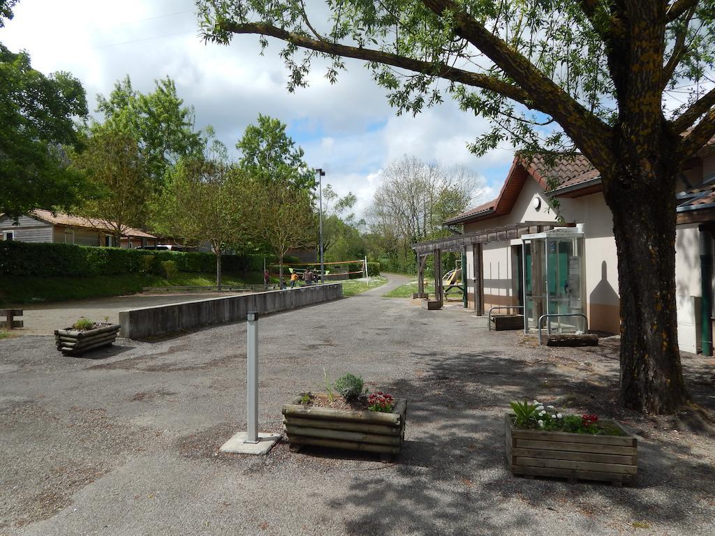 Camping Du Moulin Otel Meyrieu-les-Etangs Dış mekan fotoğraf
